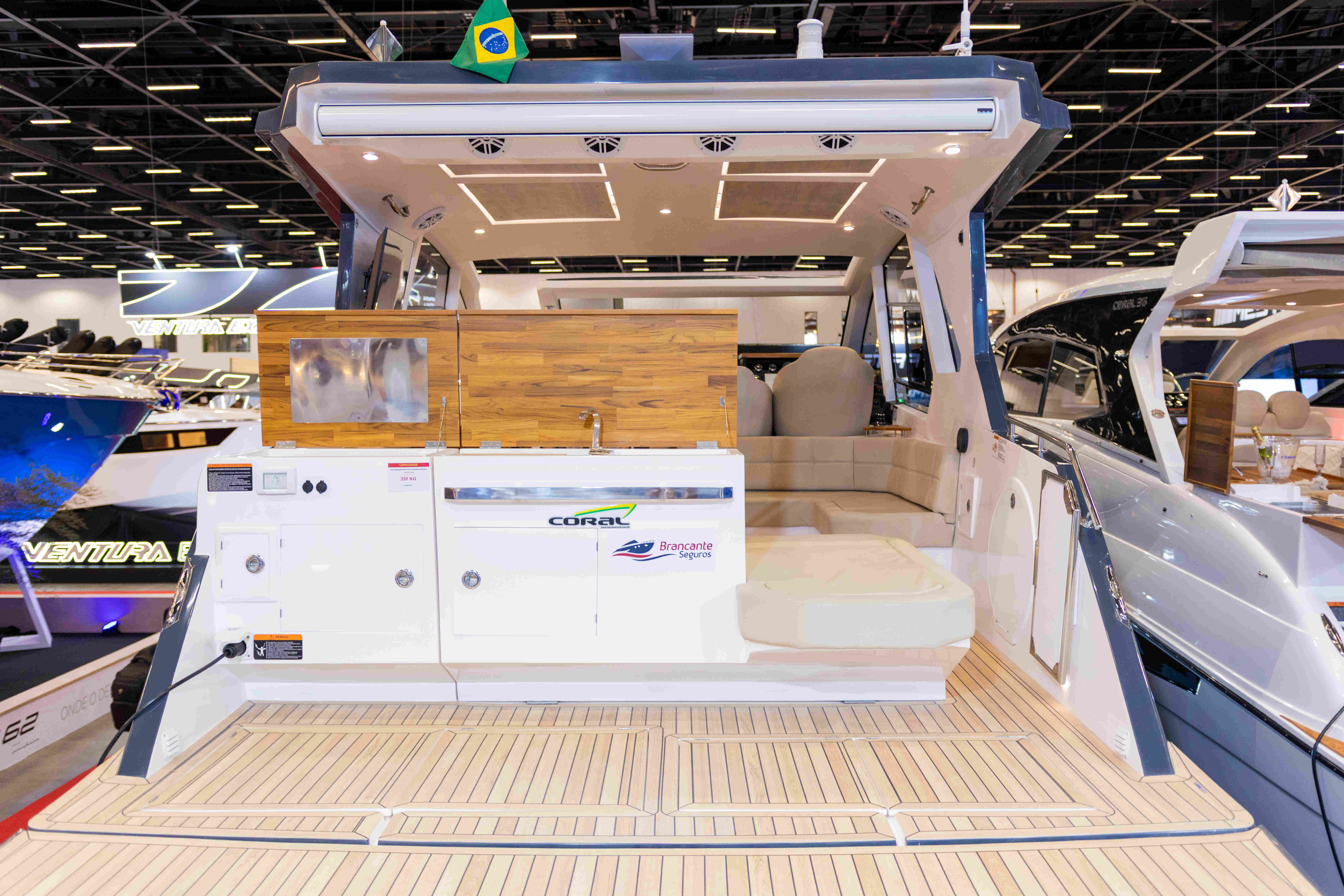 Coral 32 Sea Breeze é destaque do estaleiro no São Paulo Boat Show 2025